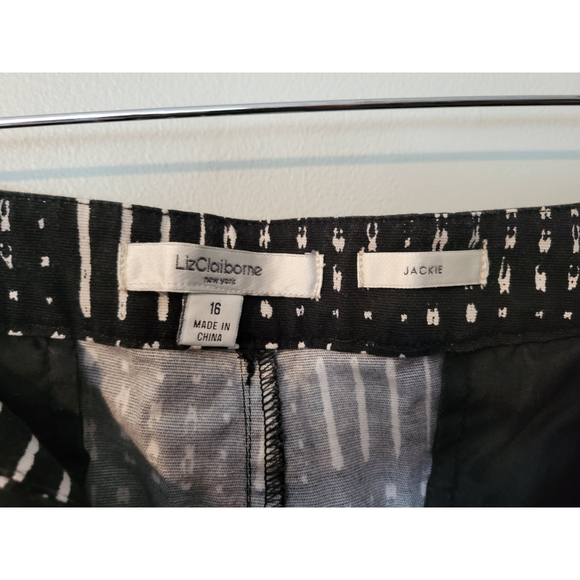 Liz Clairborne Women's Jackie Black/White Graphic Design Capri Pants Size 16 - Picture 2 of 5